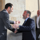 Carlos Pollán saluda al alcalde de Palencia, Mario Simón, de Ciudadanos.- ICAL
