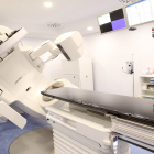 Equipo para administrar radioterapia a pacientes con cáncer en una imagen de archivo. ICAL