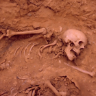 Imágenes de los restos hallados en la fosa que se exhumó en octubre del año 2000 y fue la primera en la que se utilizaron técnicas arqueológicas y forenses. | A. R. M. H.