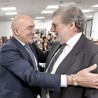 Jesús Julio Carnero saluda al presidente de CEOE Castilla y León, Santiago Aparicio, en el encuentro empresarial 'Castilla y León-Madrid' celebrado en la capital de España. ICAL