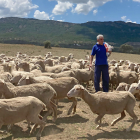 El ganadero trashumante de Soria Eduardo del Rincón en Ciudad Real con sus ovejas. HDS