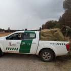 Reparto de alpacas de paja en la zona afectada por el incendio de La Yecla (Burgos).- E. M