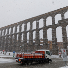 La circulación diaria se ve perjudicada por la nieve en Segovia. ICAL
