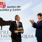 Alfonso Fernández Mañueco, entrega el Premio Tauromaquia 2021 de Castilla y León al Bolsín Taurino Mirobrigense. ICAL