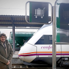 Alejandro Rosende, presidente de la Asociación Tren de Salamanca, en la estación. ENRIQUE CARRASCAL