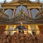 El organista Javier López, junto al órgano de la catedral de Ávila.- ARGICOMUNICACIÓN