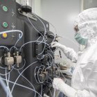 Un investigador en las instalaciones de la empresa vallisoletana 53Biologics. EL MUNDO