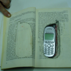 Teléfono móvil oculto en el interior de un libro. - EP