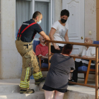 Un operario del cuerpo de Bomberos de Burgos en la residencia siniestrada, junto a residentes y empleados. SANTI OTERO
