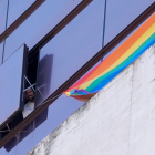 Luis Tudanca coloca la bandera LGTBI en los despachos socialistas de las Cortes. Ical