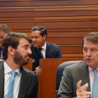 Juan García-Gallardo y Alfonso Fernández Mañueco, en una imagen de archivo durante un Pleno de las Cortes de Castilla y León.-ICAL