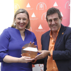 La consejera de Familia e Igualdad de Oportunidades, Isabel Blanco, recoge el premio otorgado a Castilla y León por la Asociación Estatal de Directoras y Gerentes de Servicios Sociales.- ICAL