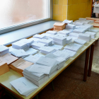 Papeletas de los partidos en un colegio electoral de Castilla y León.-ICAL