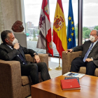 El presidente de las Cortes, Carlos Pollán, y el presidente del Consejo Económico y Social, Enrique Cabero.- ICAL