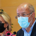 El vicepresidente Igea ante la mirada de la consejera de Sanidad, Verónica Casado. - ICAL