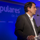 El presidente del PP de Castilla y León, Alfonso Fernández Mañueco, participa en la Junta Directiva del PP de Ávila, junto al presidente del PP provincial, Carlos García.- ICAL