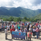 Cientos de vecinos se concentraron en Villablino (León), para protestar contra la situación sanitaria en el valle de Laciana y organizar la marcha en defensa de la sanidad pública.- ICAL