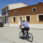 Un vecino mayor de un pueblo de Valladolid pasea por las calles en bicicleta, en una imagen de archivo. | J.M. LOSTAU