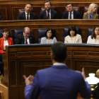 Pedro Sánchez interviene en el Congreso, con Ramón Tamames sentado (arriba izquierda).- JAVIER BARBANCHO