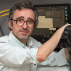 El montador soriano Alberto del Campo en su estudio, con el Premio Goya que ganó por su trabajo en 'El reino', de Rodrigo Sorogoyen. -ICAL