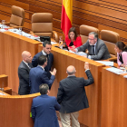 Los procuradores de los grupos parlamentarios, reunidos con Pollán antes de la suspensión del pleno.- E. M.