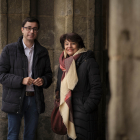 José Luis Mateos y Soledad Murillo, en los soportales de la plaza Mayor de Salamanca. ENRIQUE CARRASCAL