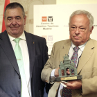 Premio del Centro de Asuntos Taurinos de Madrid al Consejero de Cultura de la Junta de Castilla y León, Gonzalo Santonja.- ICAL