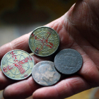 Diferentes monedas para el tradicional juego de chapas