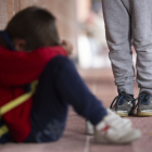 Un niño sentado en el suelo.