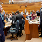 Alfonso Fernández Mañueco y Raúl de la Hoz, en el pleno de presupuestos de las Cortes.