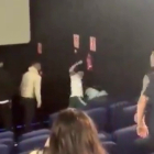 Fotograma de la pelea en un cine de León