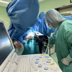 Estefanía Palacios Mena, especialista en Oncología Radioterápica durante una intervención en el Complejo Asistencial Universitario de León