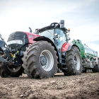 Un agricultor se dispone a preparar el terreno para la sementera con un moderno tractor.