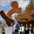 El rector de la Universidad de Salamanca, Juan Manuel Corcado, y el alcalde de la ciudad, Carlos García Carbayo, participan en la inauguración de la escultura 'Cuidar la Vida'