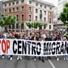 Concentración frente a la subdelegación del Gobierno por la apertura del Centro de Atención a Inmigrantes en Villarrodrigo de las Regueras (León)