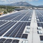 Vista de las placas fotovoltaicas de Mercadona en el bloque logístico de Abrera (Barcelona).