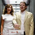 El presidente de la Junta de Castilla y León, Alfonso Fernández Mañueco, y Hilde Pérez, directora del Scayle.