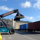 Carga mercancía en contenedores en el Puerto Seco de Pancorbo (Burgos). ICAL