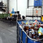 Envases llenos de aceite procedentes de los contenedores de reciclaje doméstico que serán procesados en Reciner, empresa dedicada a la gestión de residuos y aceites usados en Olmedo.