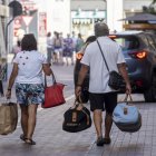 Turistas caminan por una de las calles de Valladolid