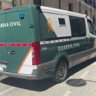 El furgón de la Guardia Civil con el acusado de asesinar a su mujer en Valladolid sale del Juzgado camino de la cárcel