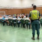 La Guardia Civil evacúa a los habitantes de la localidad de Sejas de Aliste (Zamora) por el incendio originado en Trabazos