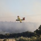 Medios aéreos trabajando ayer en el incendio de Trabazos