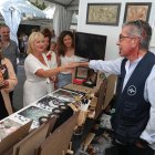 La consejera de Industria, Comercio y Empleo, Leticia García, en la Feria de Artesanía de Palencia