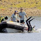 Los GEAS de la Guardia Civil saliendo del pantano de Soria tras uno de los intentos de búsqueda