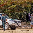 Guardia Civil en el pantano, y a la derecha, familiares de Anwar Chaoui.