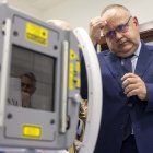 El consejero de Sanidad, Alejandro Vázquez, visita el nuevo equipo de radiología puesto en marcha en el Centro de Atención Primaria San Juan de Salamanca.