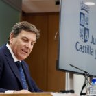 El consejero de Economía y Hacienda y portavoz, Carlos Fernández Carriedo, comparece en rueda de prensa posterior al Consejo de Gobierno