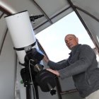 Javier Terceño en las instalaciones de su observatorio astronómico instalado en la localidad palentina de Marcilla de Campos