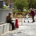 Dos personas mayores, una con muletas y otra con andador.